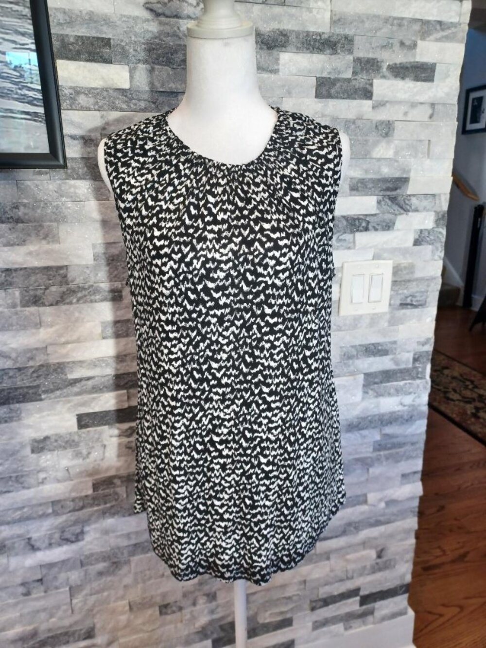 Simply Vera by Vera Wang Black White Abstract Patterned Top Ruffled Neckline M